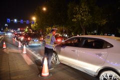 视频|深夜，200名交警，28个卡点，保定交警大规模夜查市